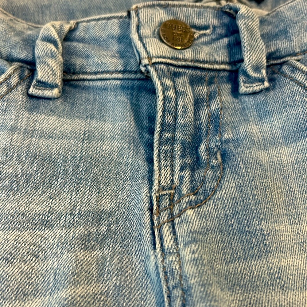 GUESSE Light Wash SKINNY Jeans with Bottom Zippers. - Picture 4 of 9